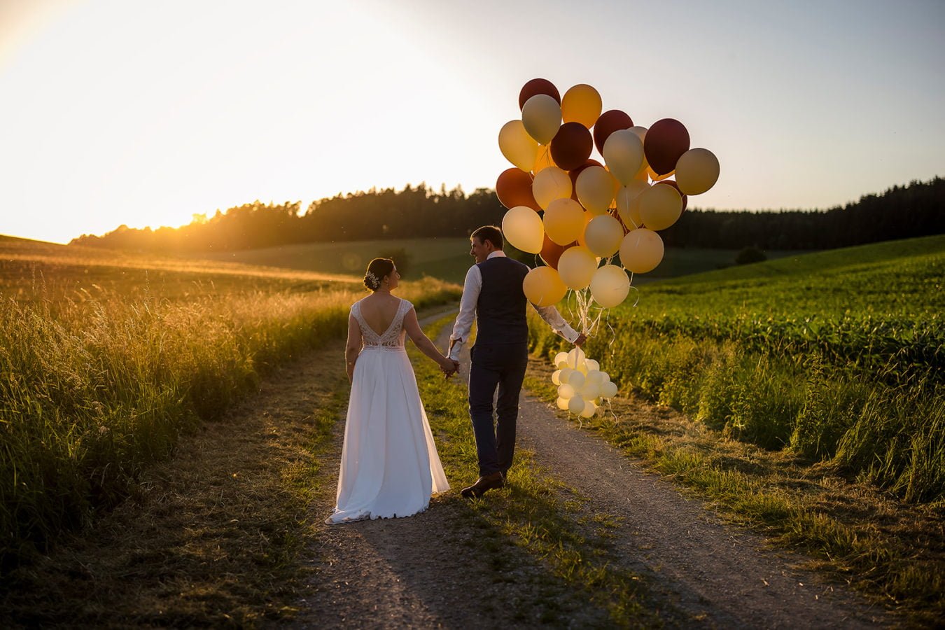 Hüttner-Fotografie Sonnenuntergangshooting Luftgestalt Hochzeitspaar Hochzeitsfotograf Grafenstadl Hüttner-Fotografie  Fotografie mit Herz
